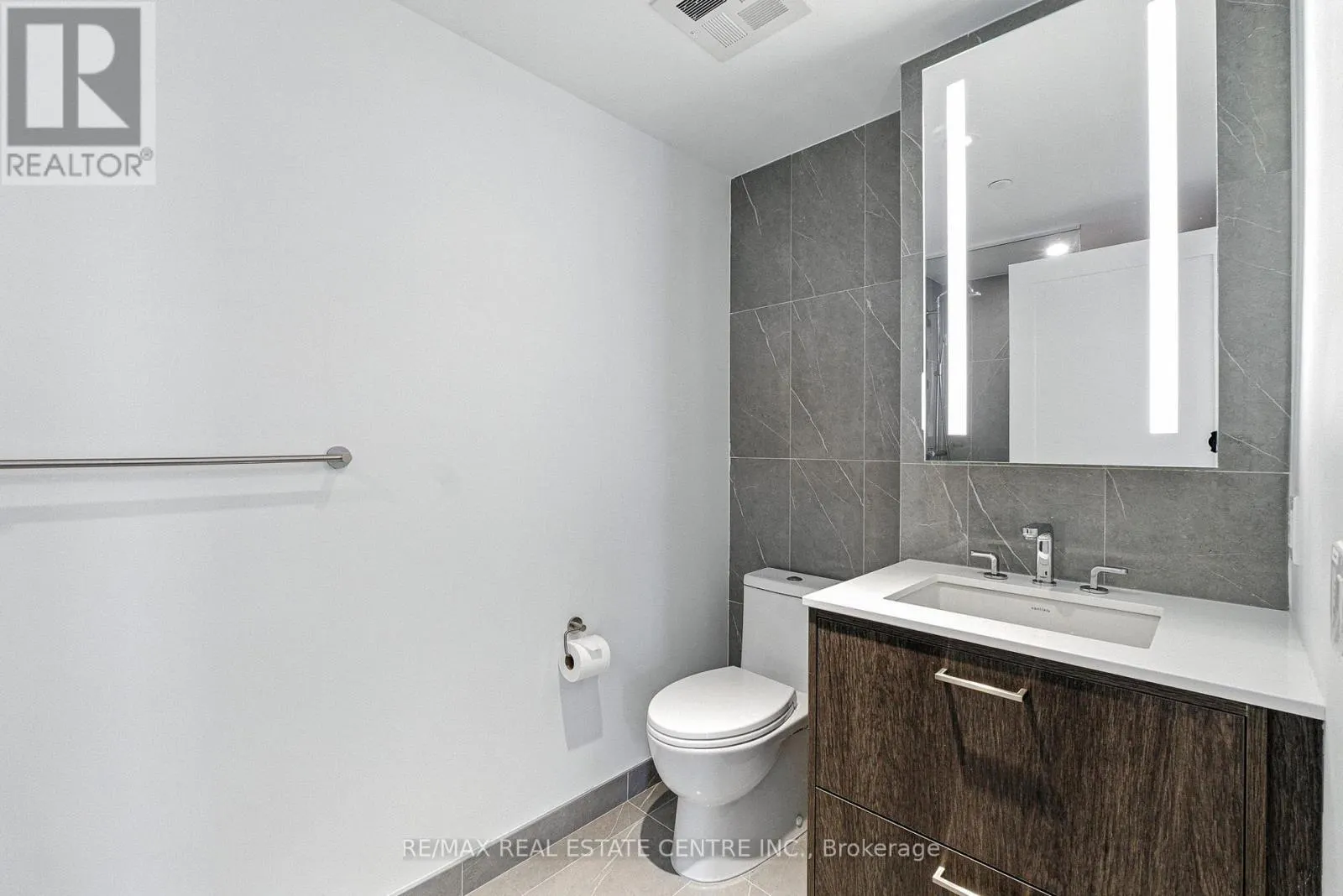 2013 - 470 FRONT STREET W