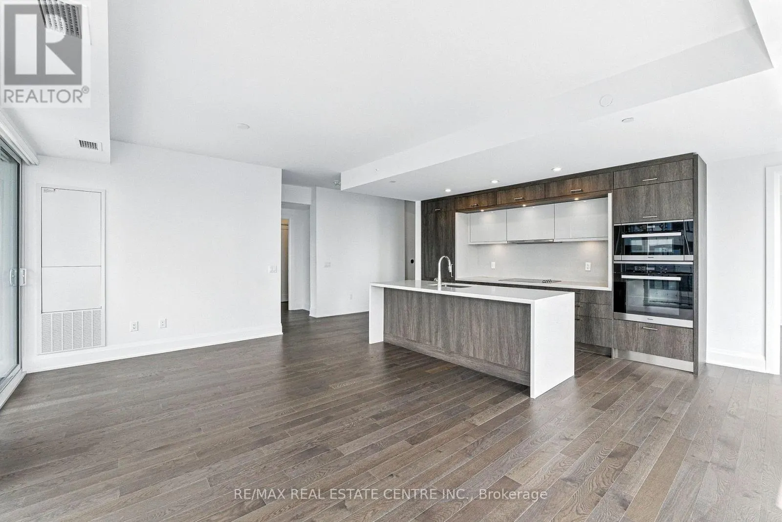 2013 - 470 FRONT STREET W