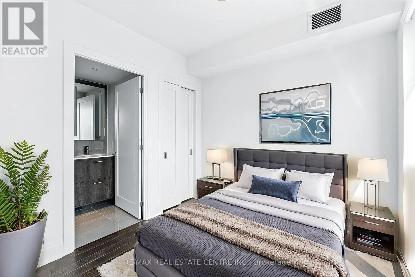 2013 - 470 FRONT STREET W