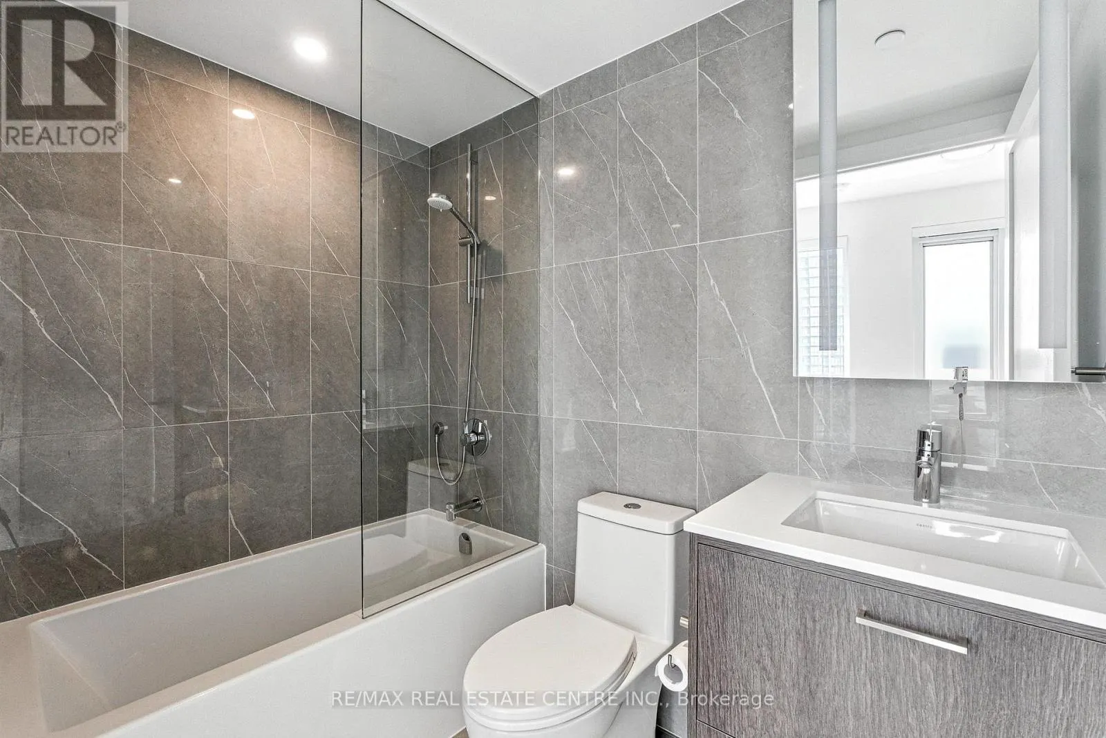 2013 - 470 FRONT STREET W