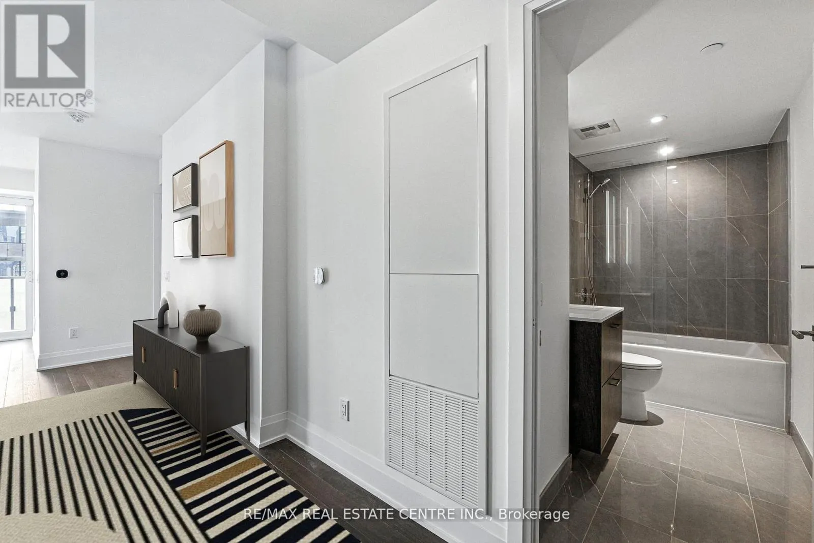 2013 - 470 FRONT STREET W