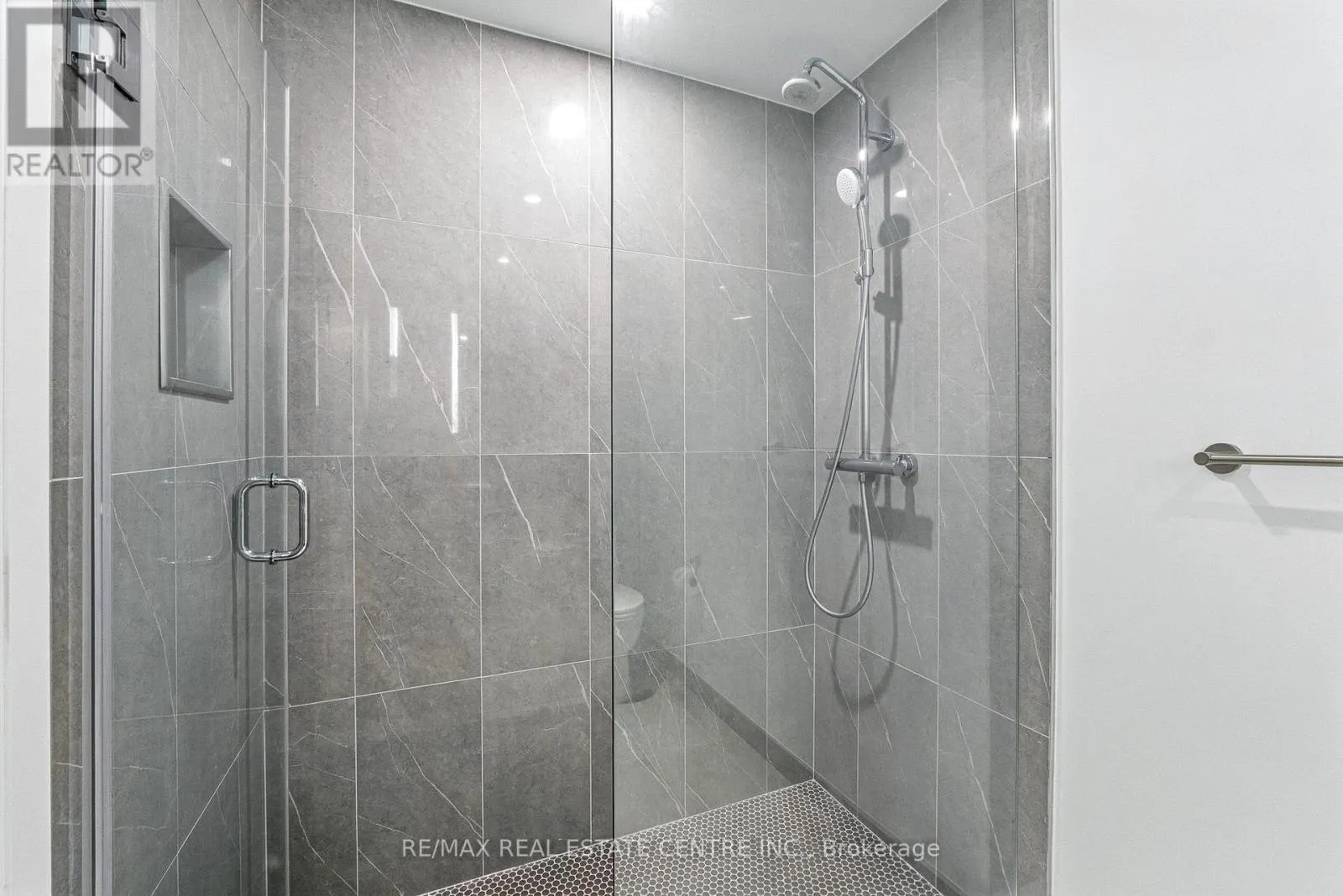 2013 - 470 FRONT STREET W