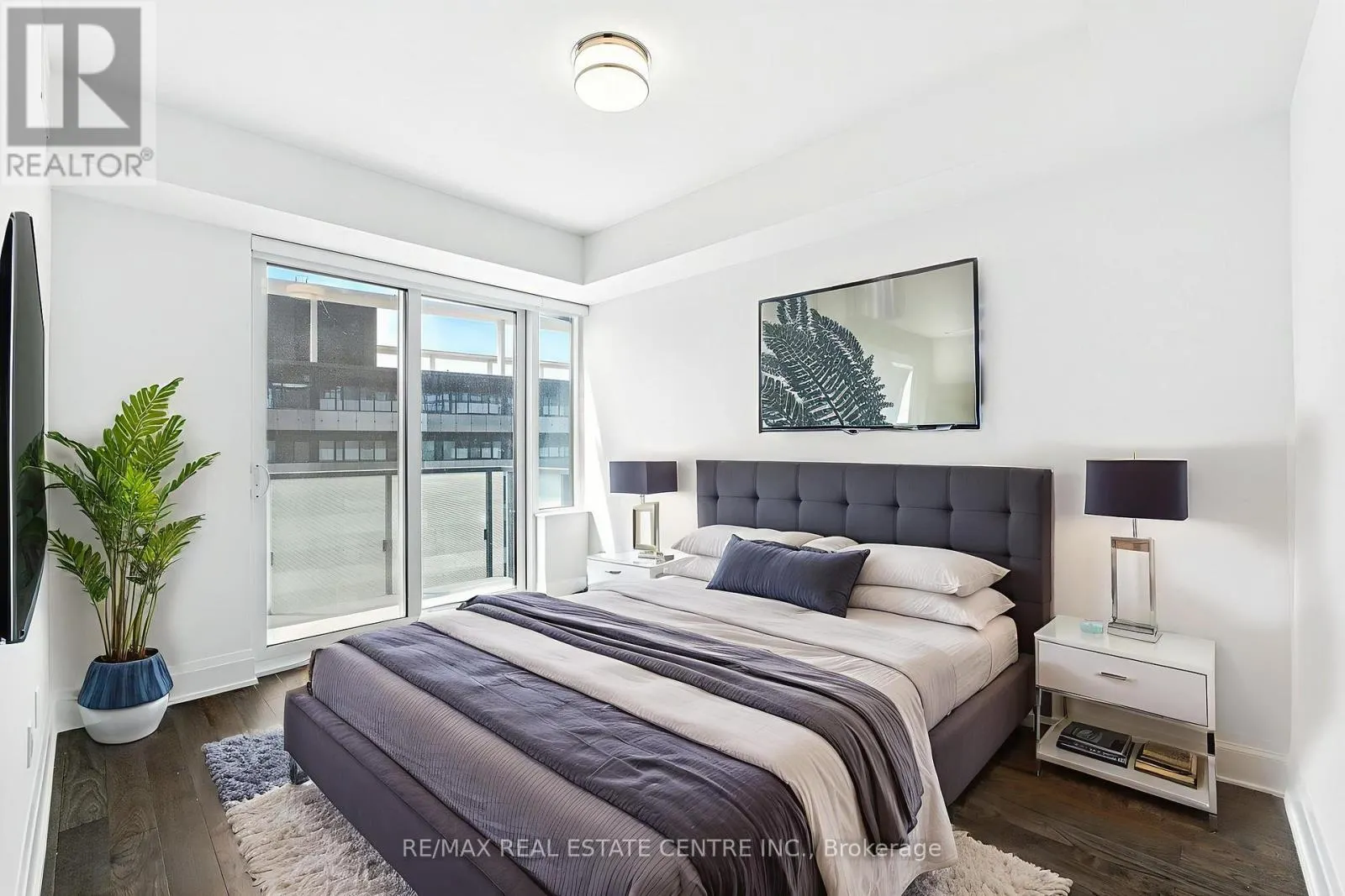 2013 - 470 FRONT STREET W