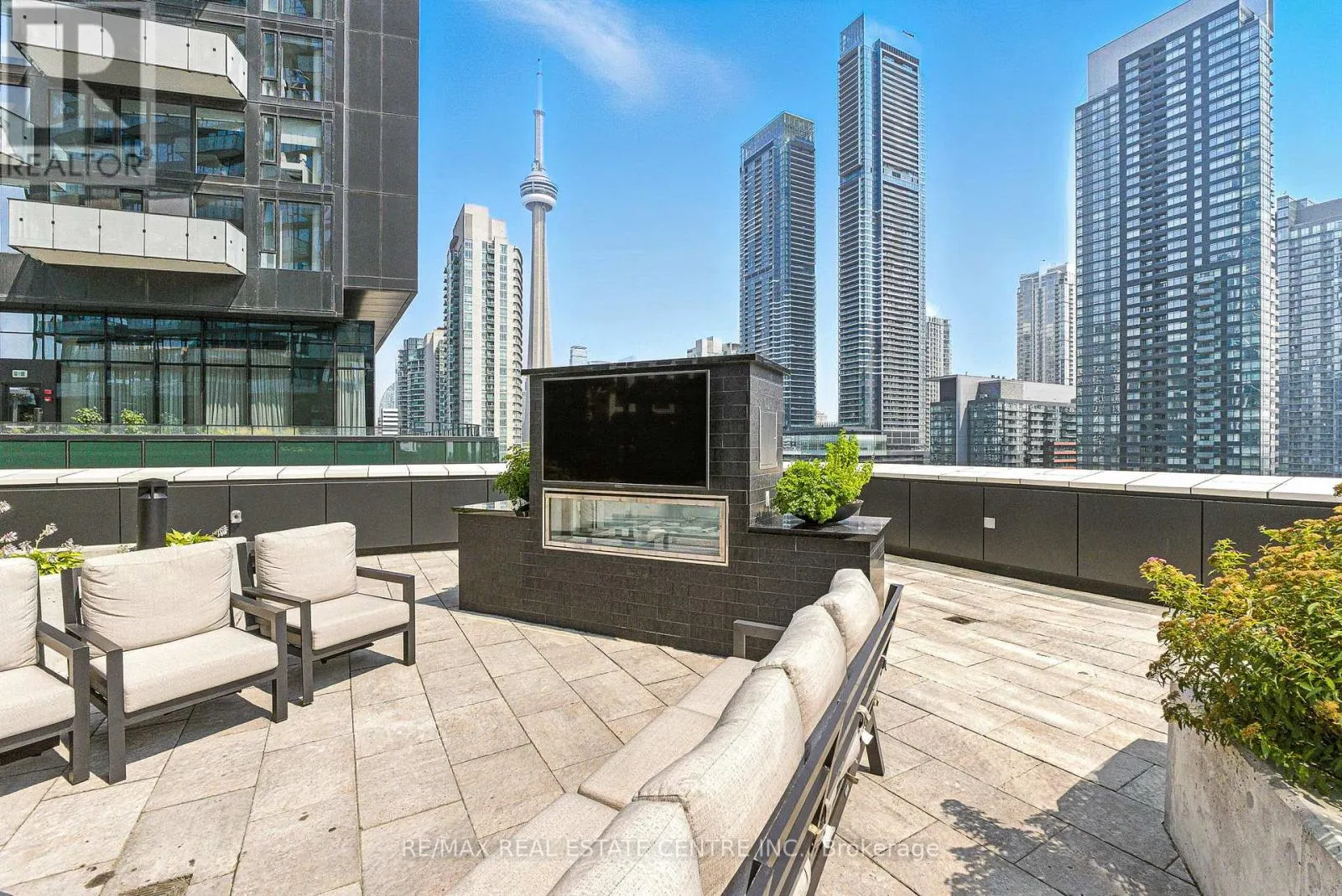 2013 - 470 FRONT STREET W