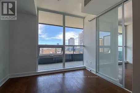 1016 - 320 RICHMOND STREET E