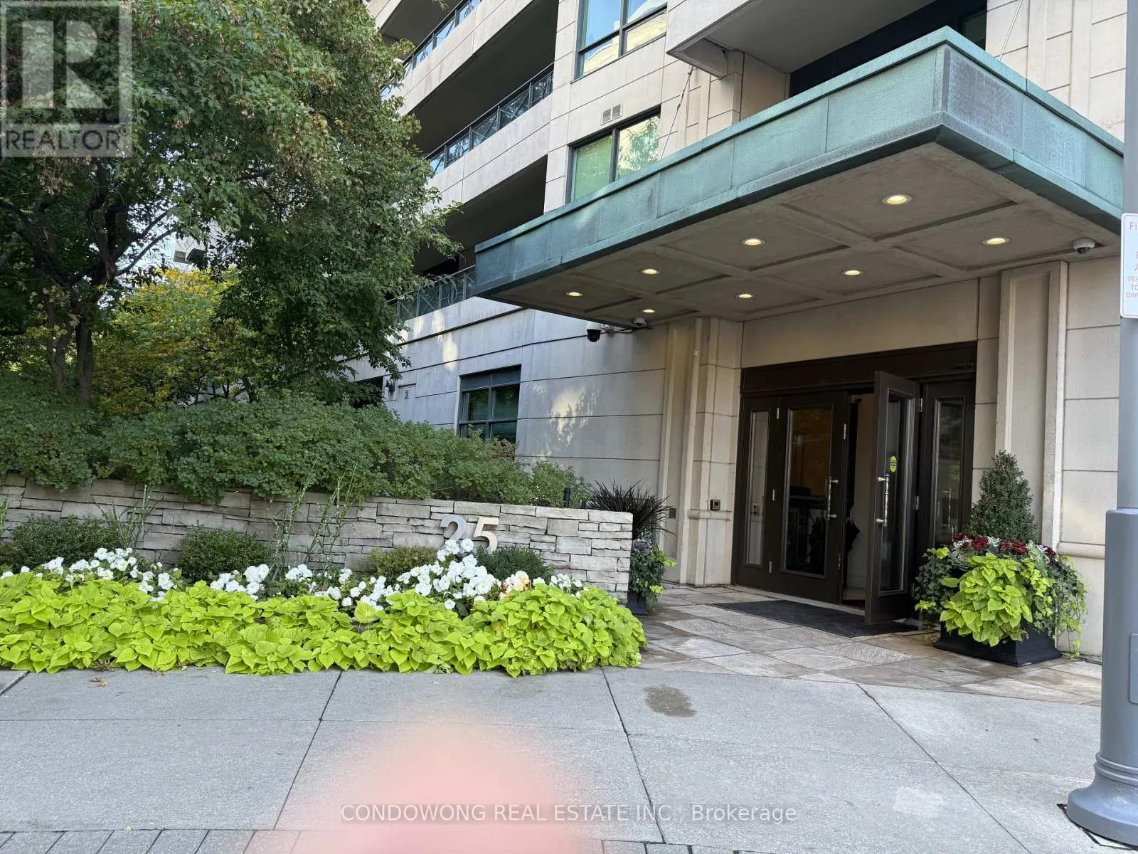 906 - 25 SCRIVENER SQ SQUARE