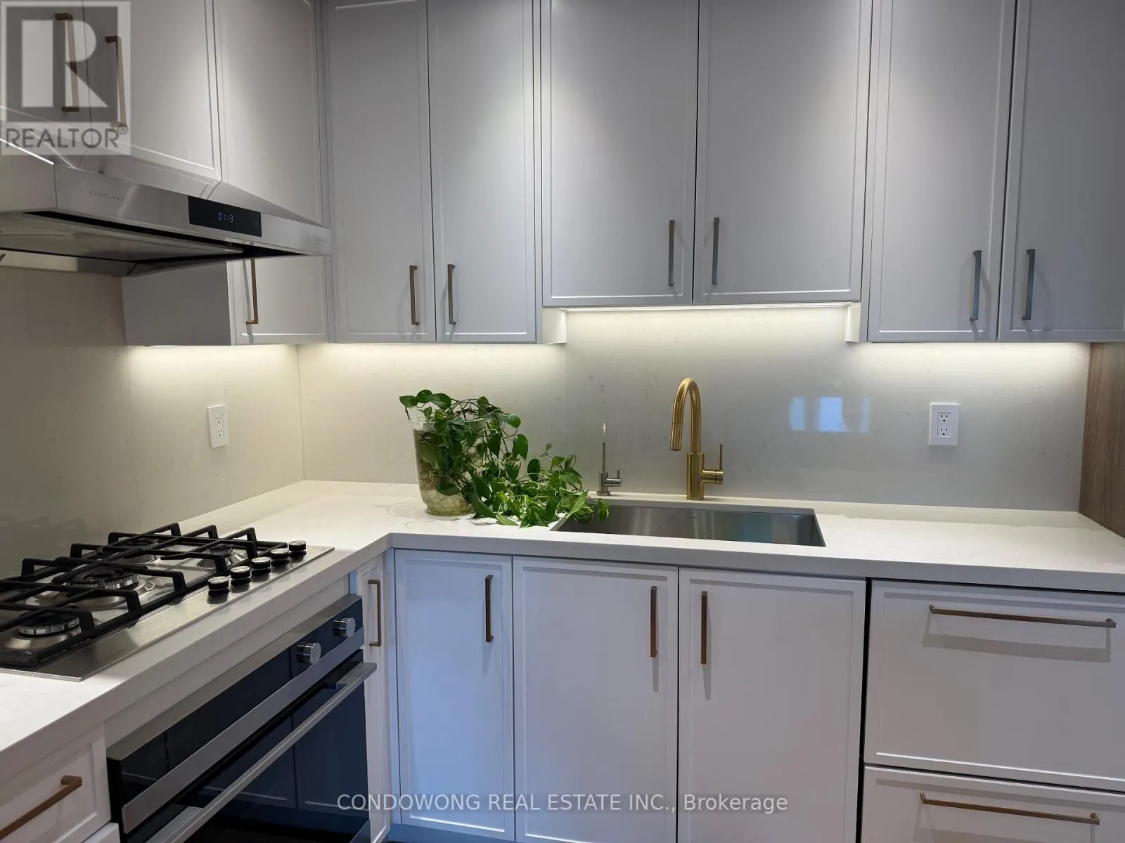 906 - 25 SCRIVENER SQ SQUARE