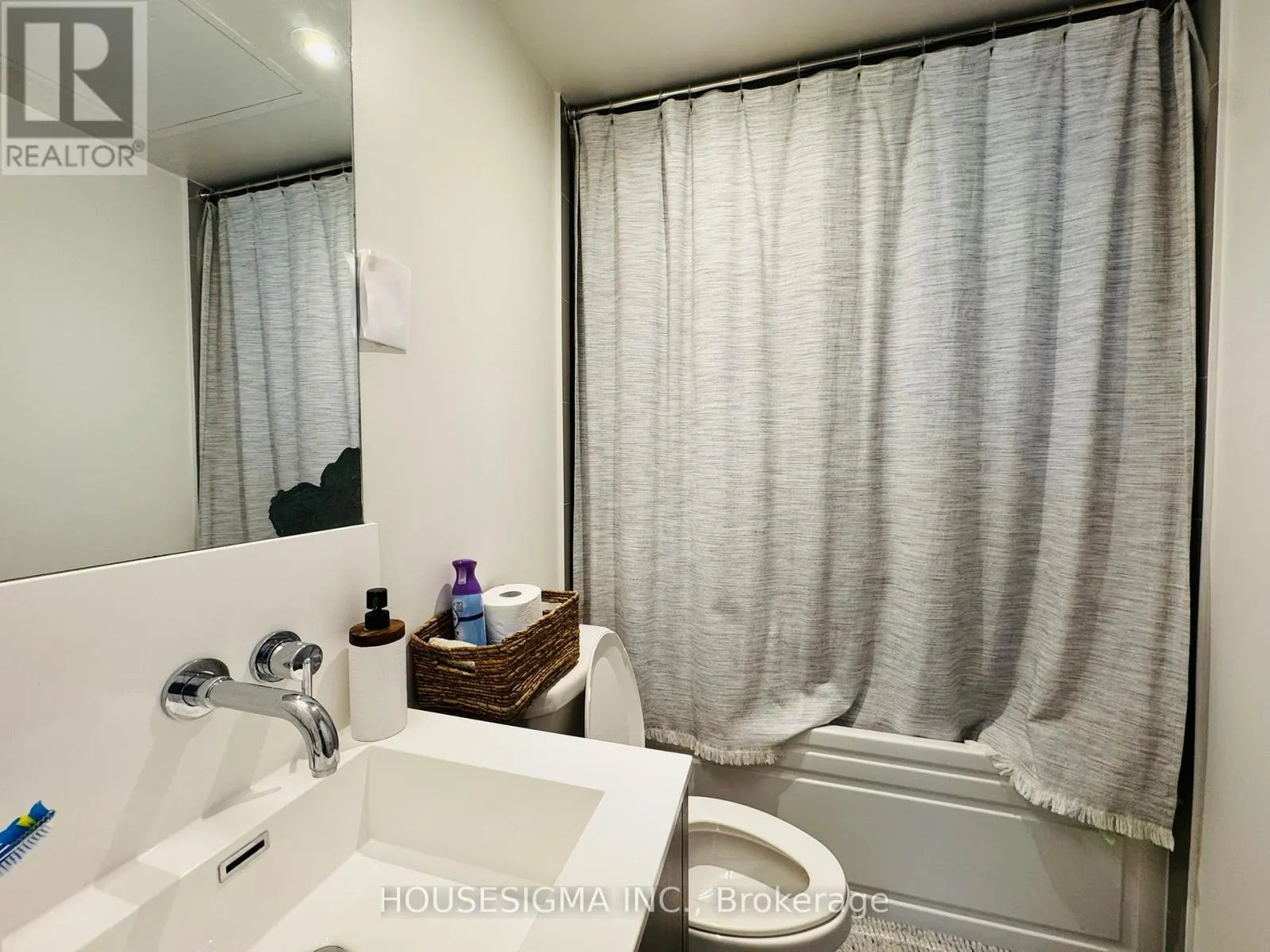 4302 - 88 HARBOUR STREET