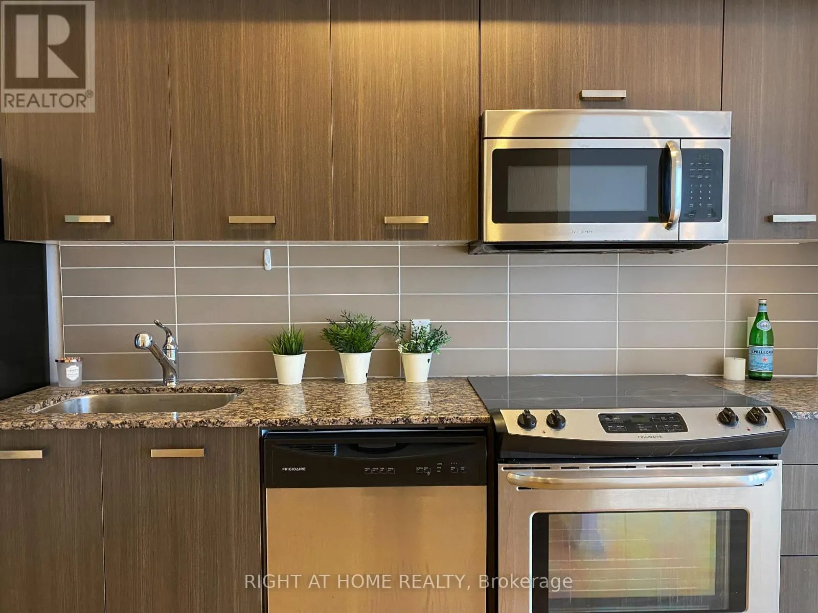 4506 - 832 BAY STREET