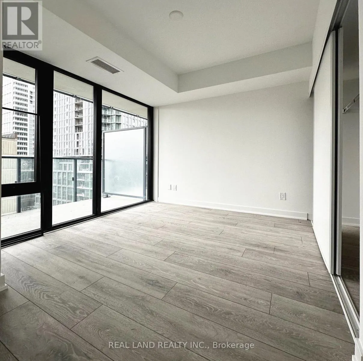 808 - 47 MUTUAL STREET