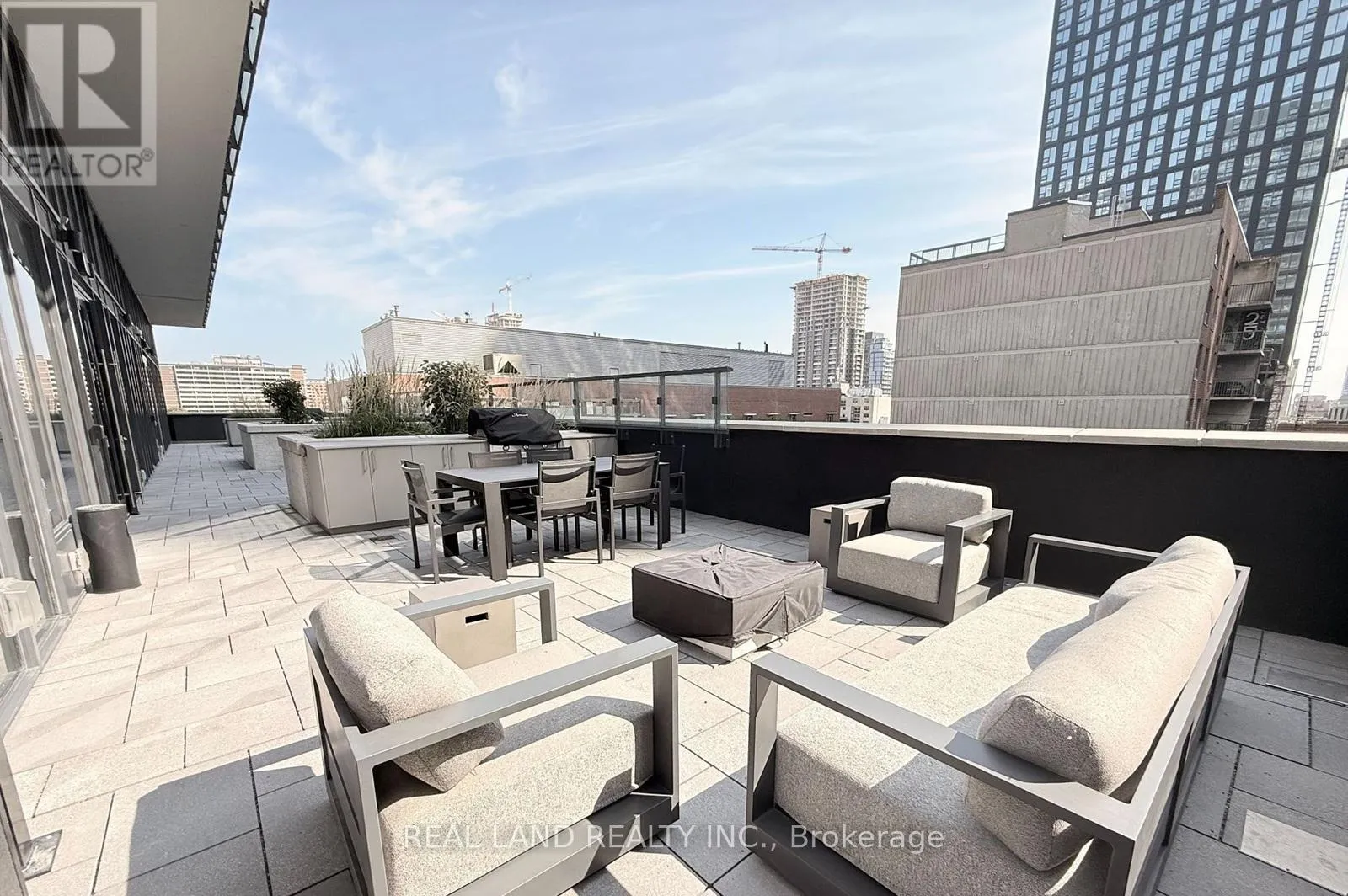 808 - 47 MUTUAL STREET