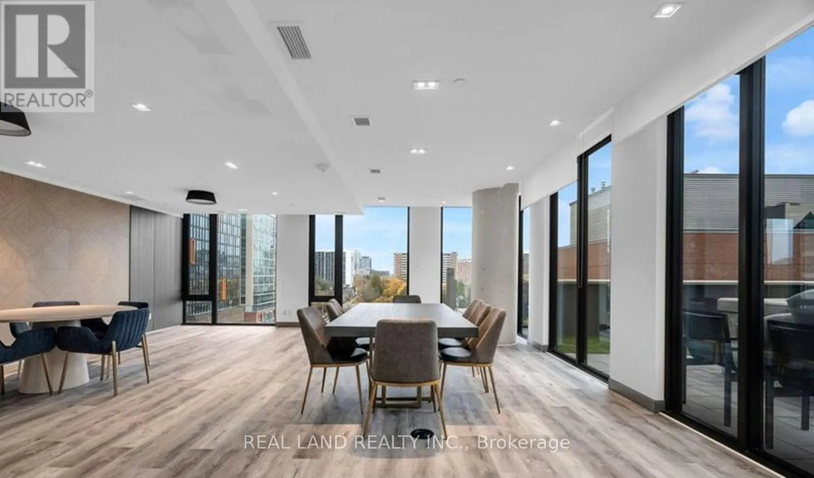 808 - 47 MUTUAL STREET