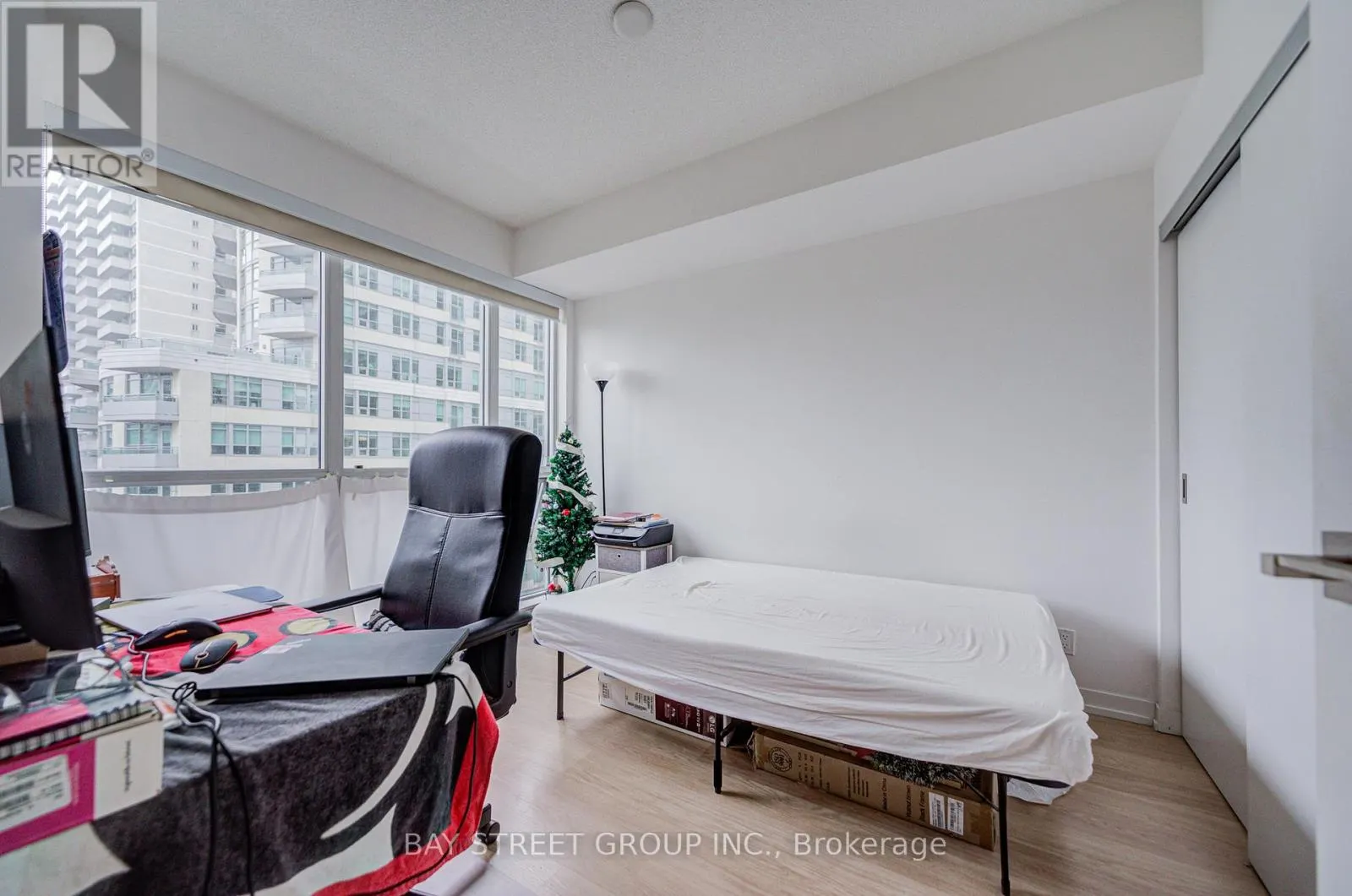 918 - 98 LILLIAN STREET