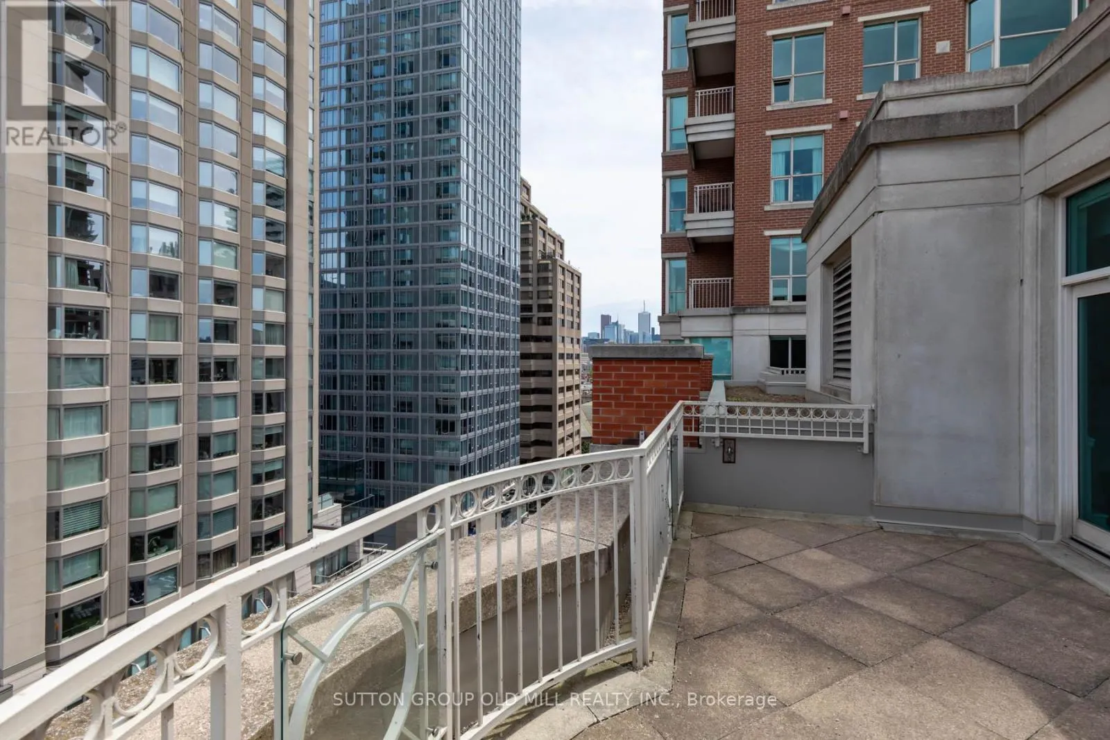 700 - 38 AVENUE ROAD