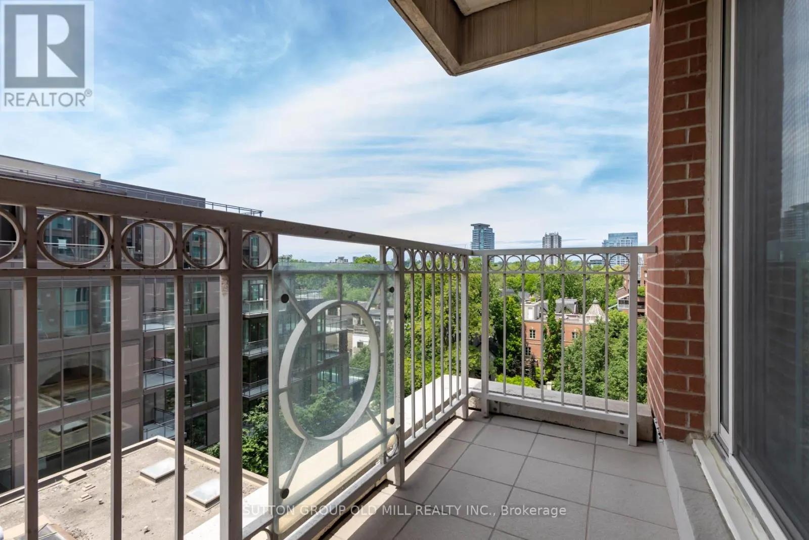 700 - 38 AVENUE ROAD