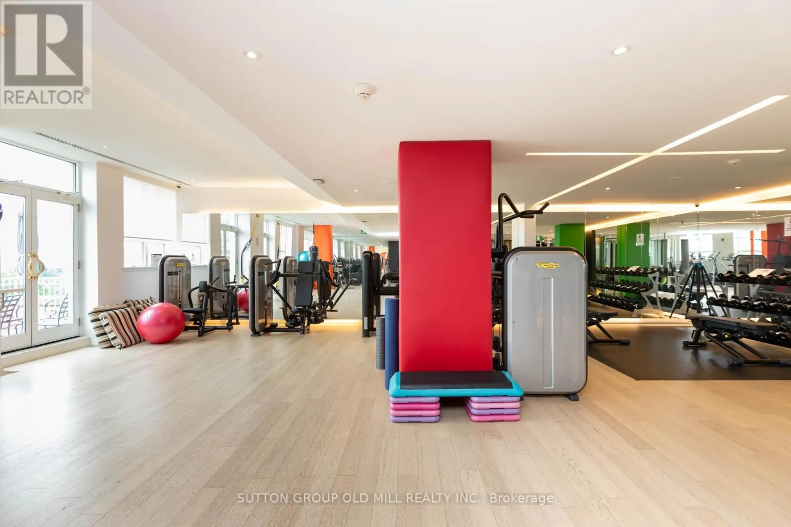 700 - 38 AVENUE ROAD