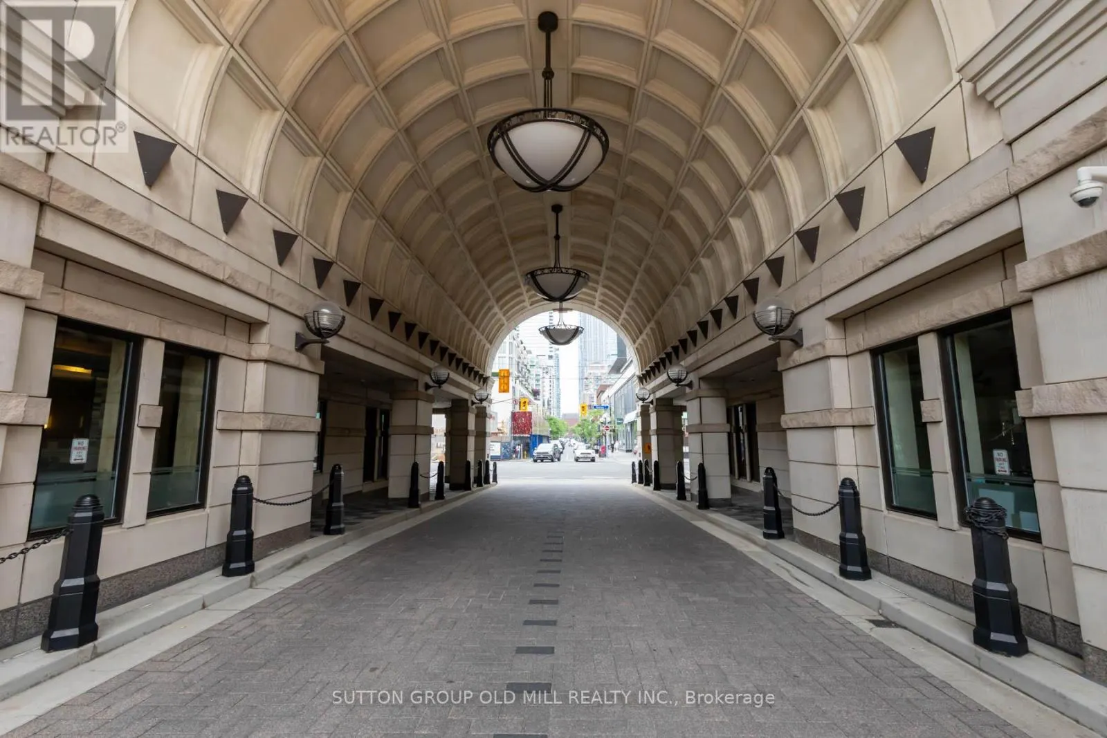 700 - 38 AVENUE ROAD