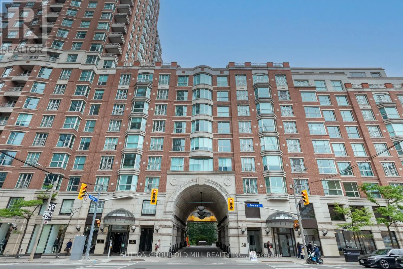 700 - 38 AVENUE ROAD