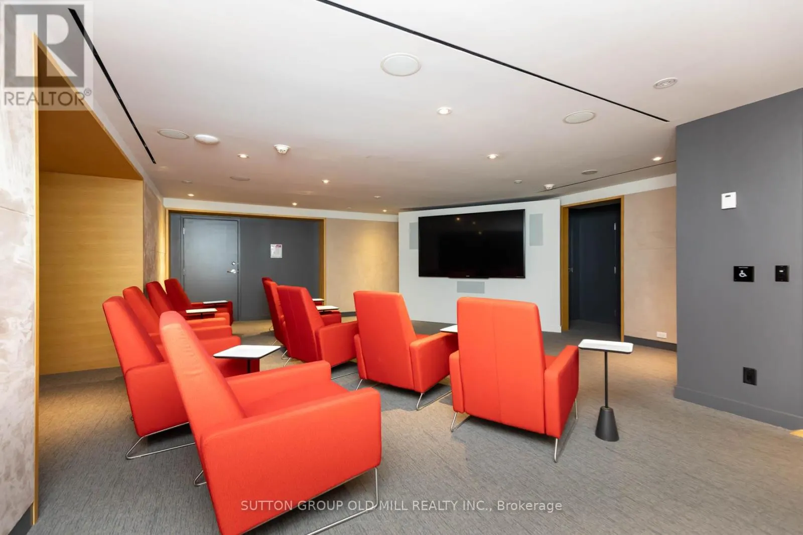 700 - 38 AVENUE ROAD