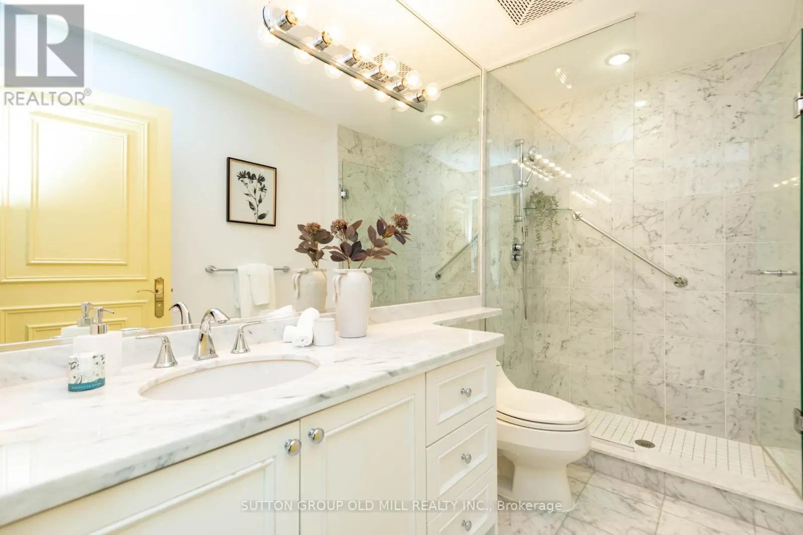 700 - 38 AVENUE ROAD