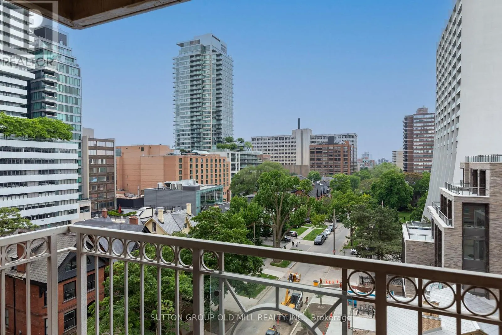 700 - 38 AVENUE ROAD