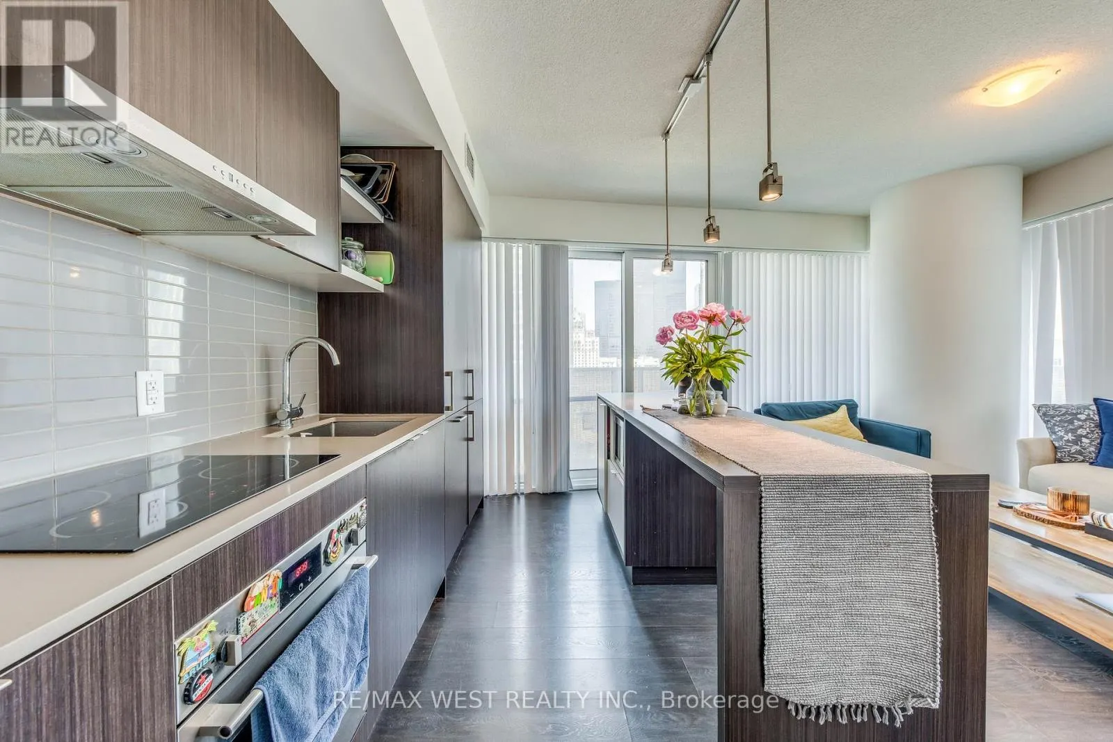 2004 - 100 HARBOUR STREET