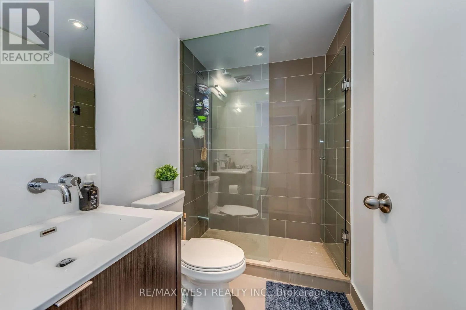 2004 - 100 HARBOUR STREET