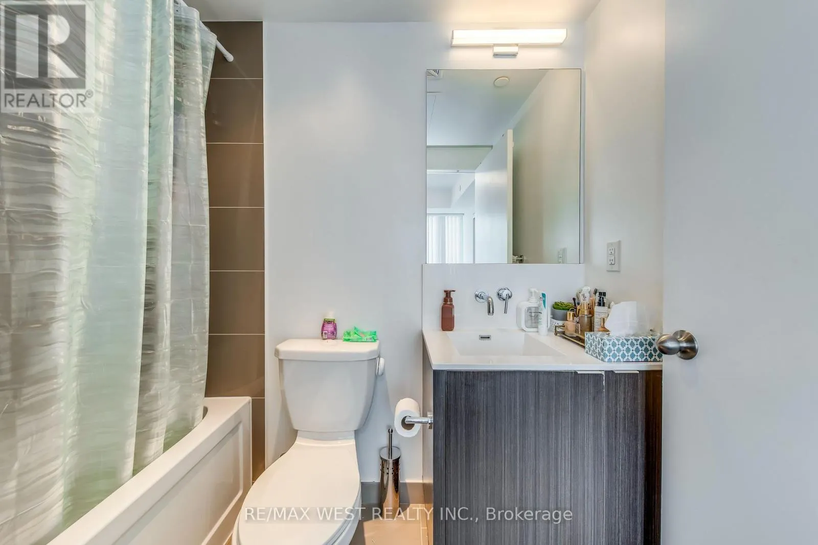 2004 - 100 HARBOUR STREET