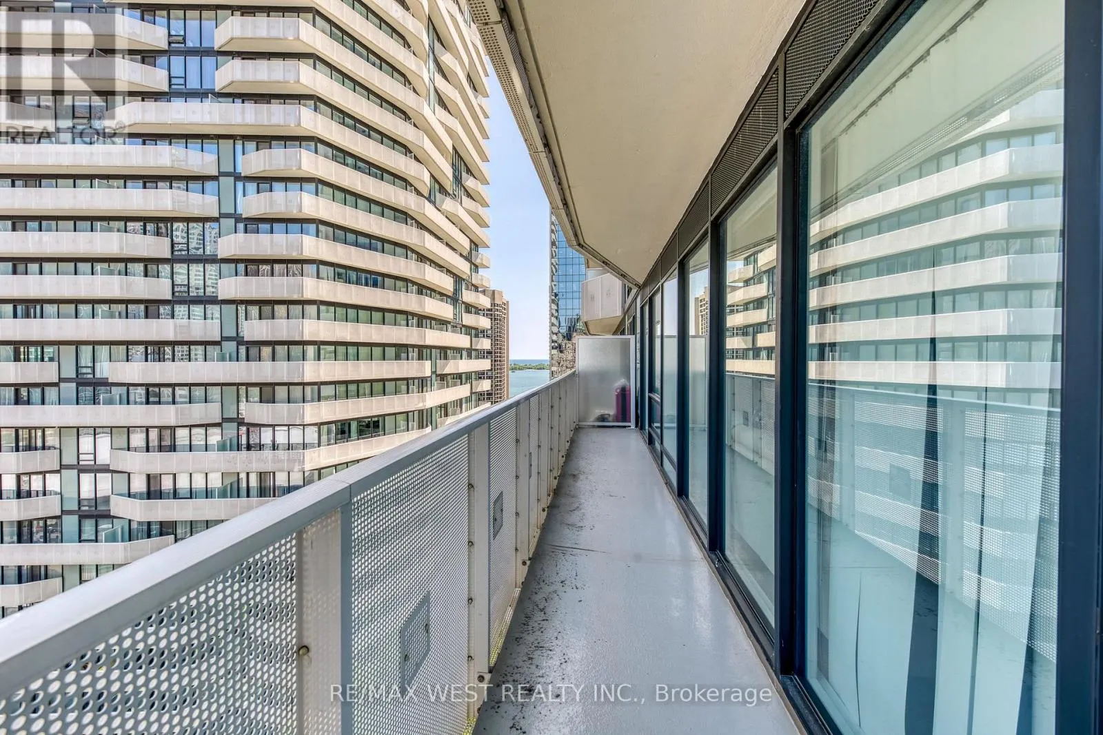 2004 - 100 HARBOUR STREET