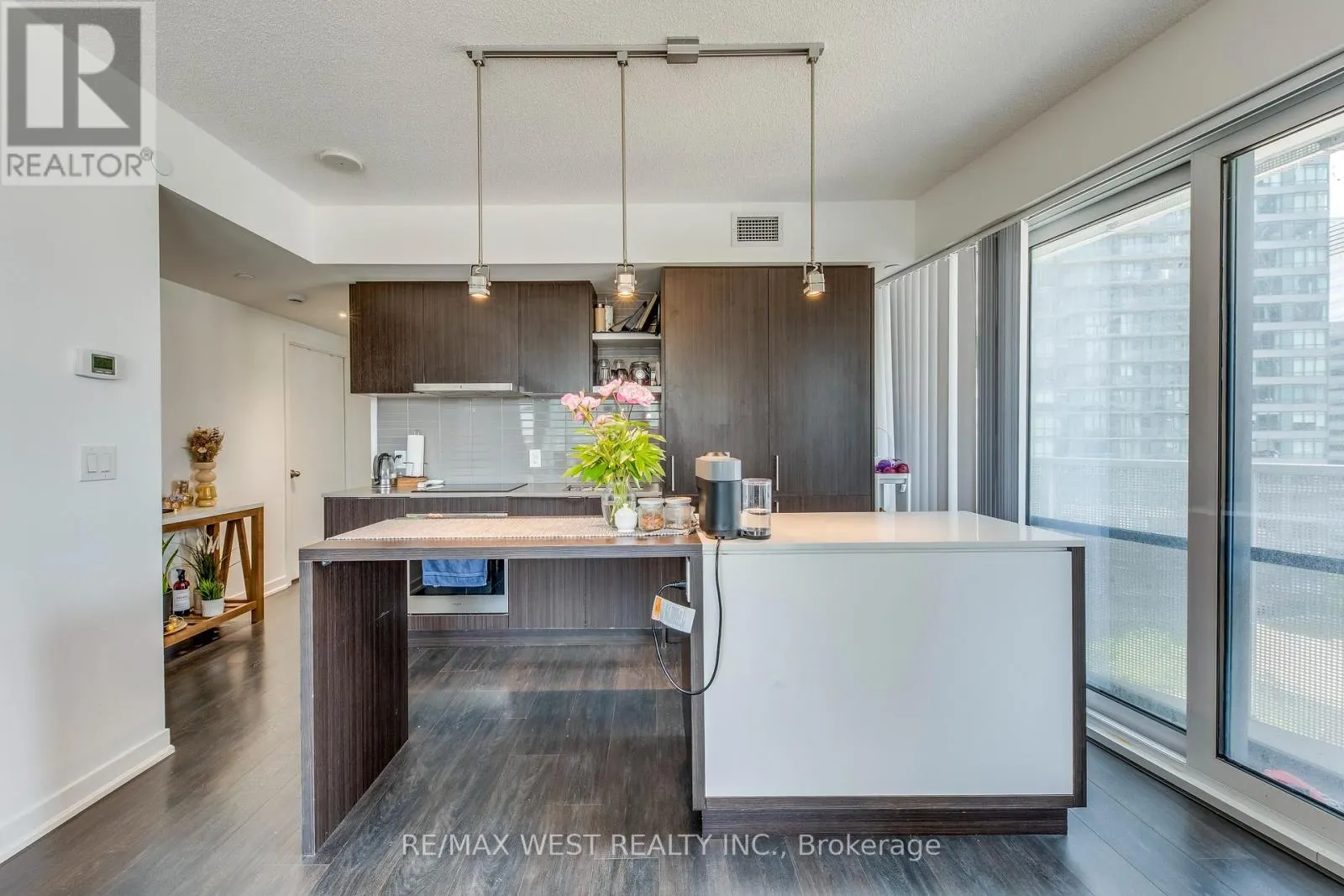 2004 - 100 HARBOUR STREET