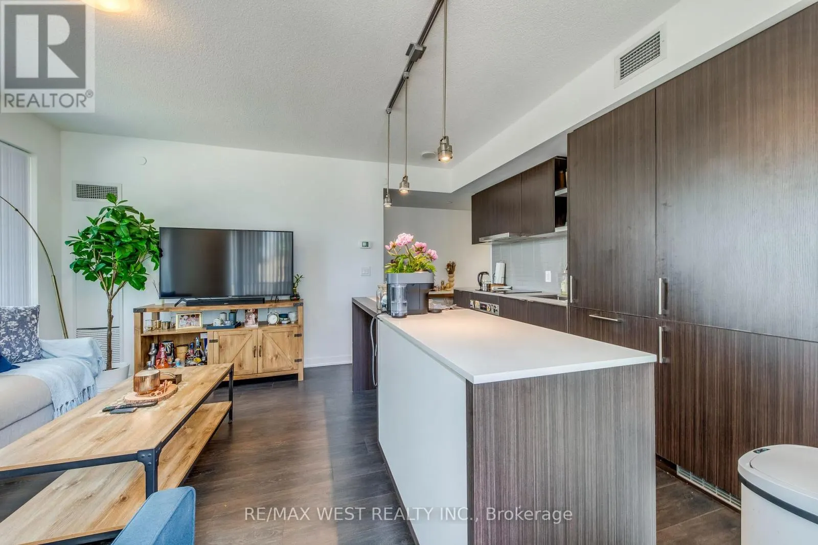 2004 - 100 HARBOUR STREET