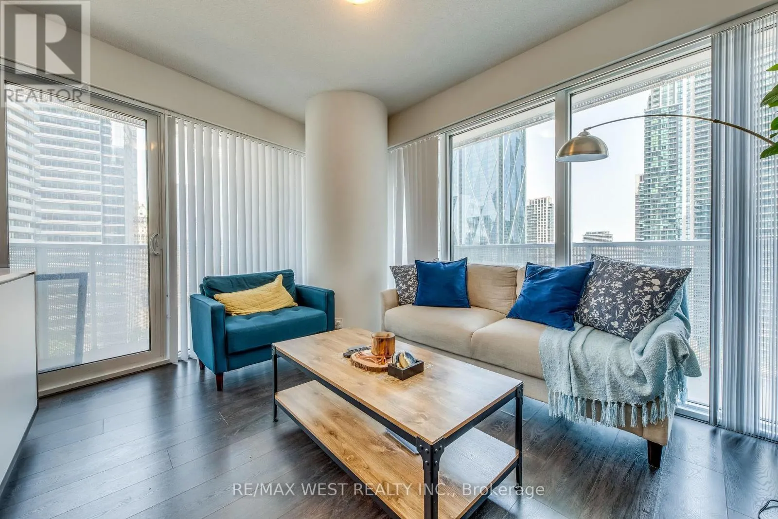 2004 - 100 HARBOUR STREET