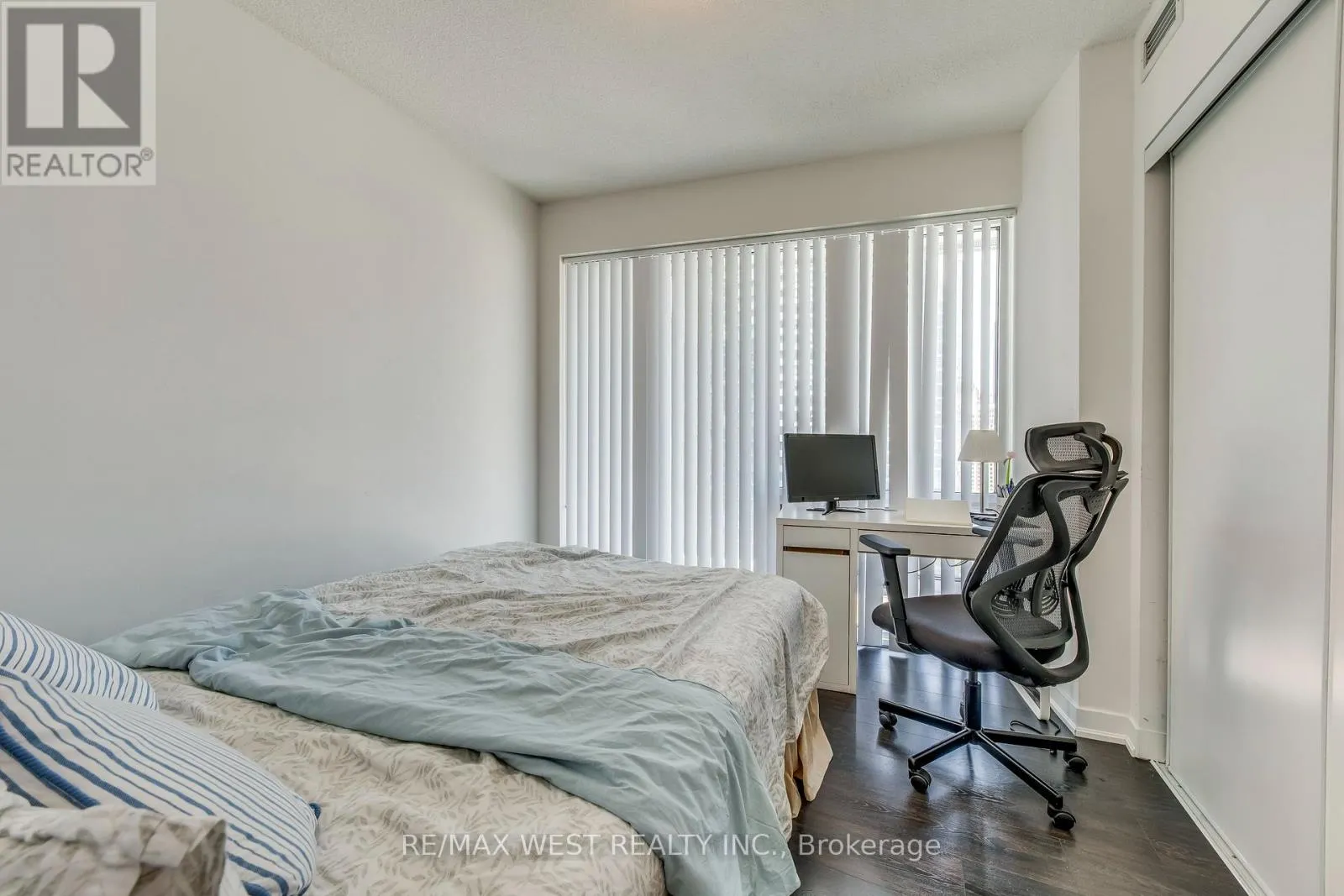 2004 - 100 HARBOUR STREET