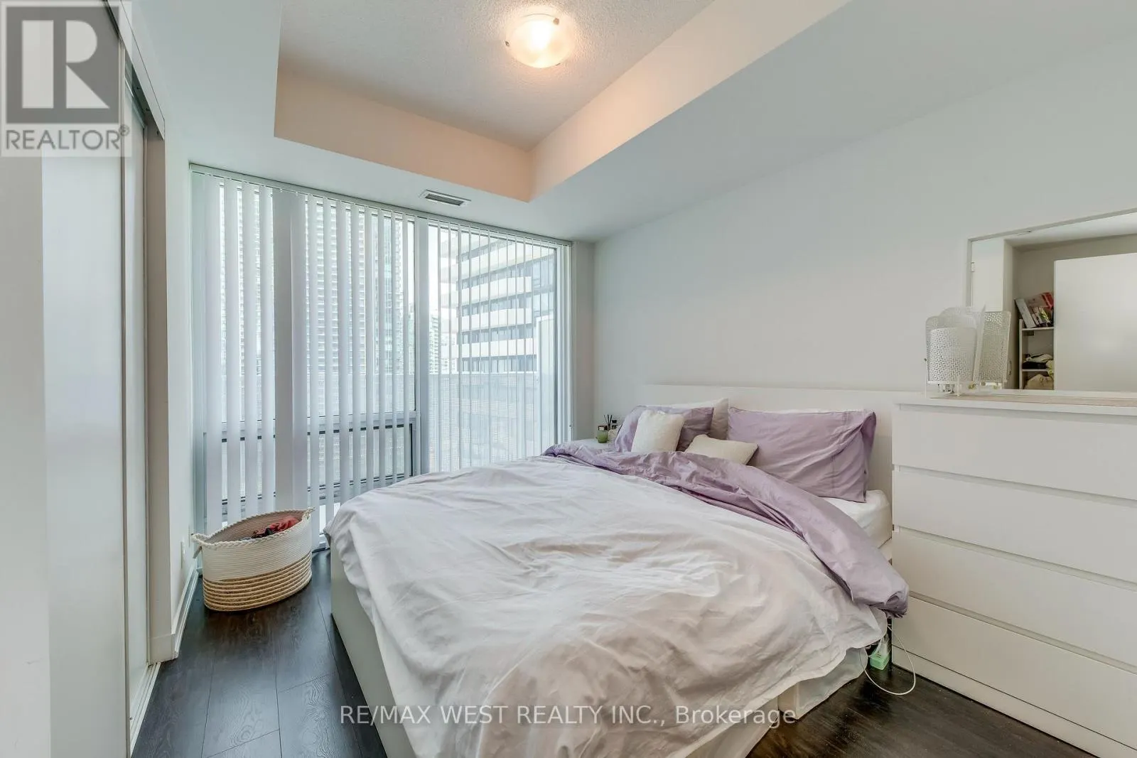 2004 - 100 HARBOUR STREET