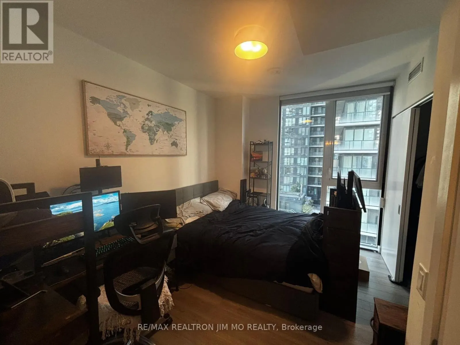 1008 - 357 KING STREET W