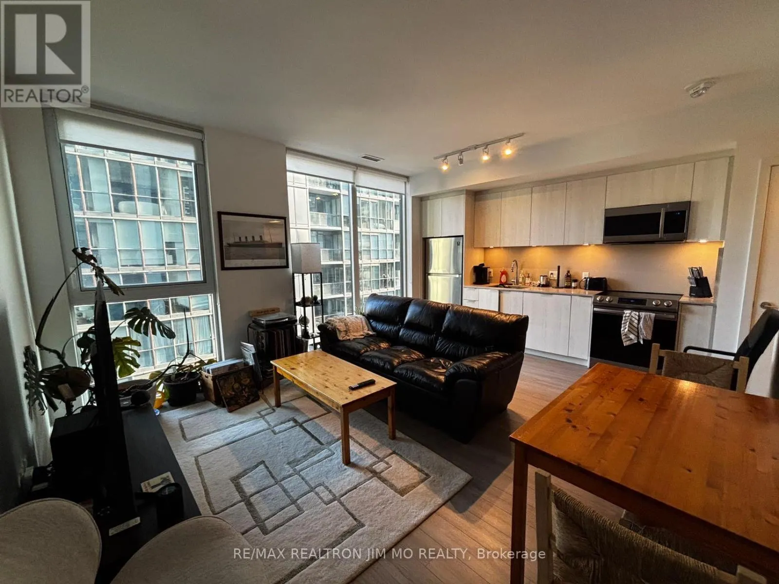 1008 - 357 KING STREET W