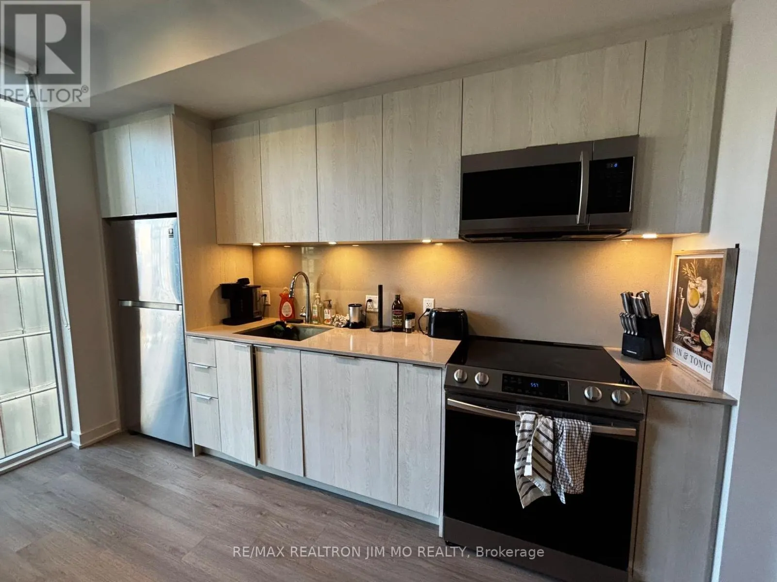 1008 - 357 KING STREET W