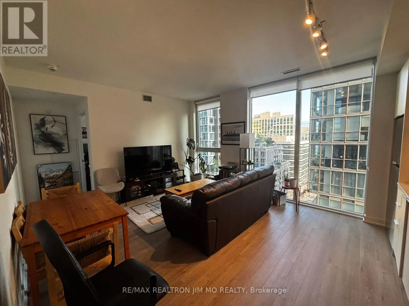 1008 - 357 KING STREET W