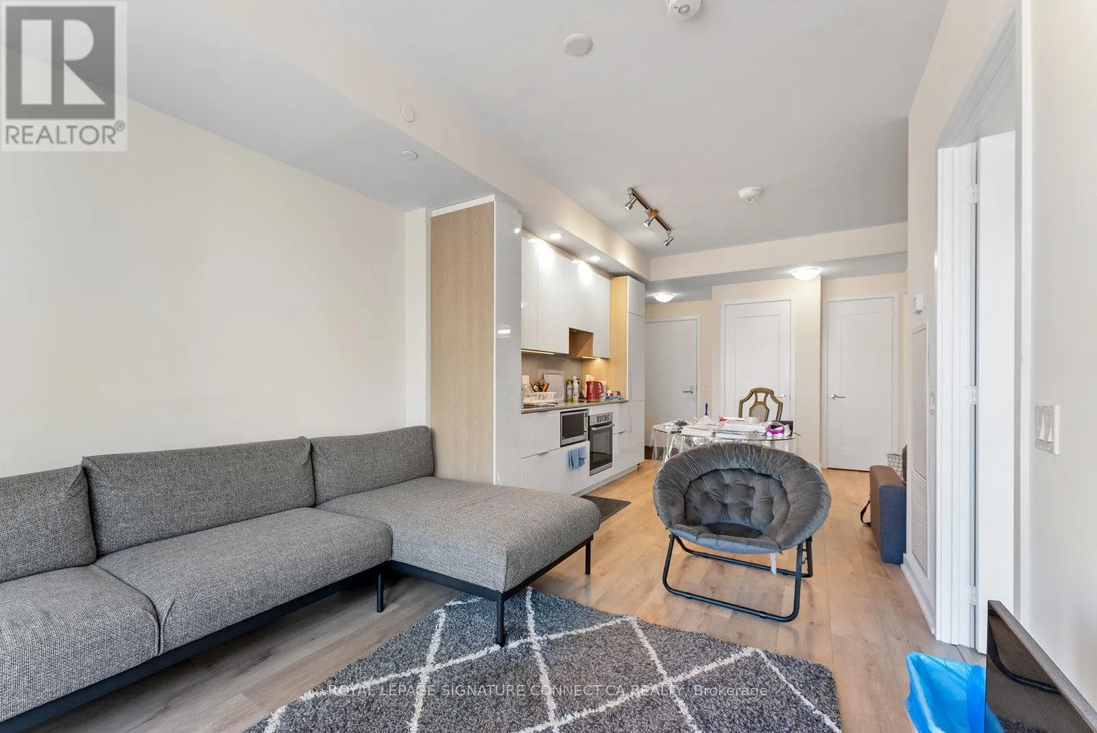 2006 - 28 FREELAND STREET