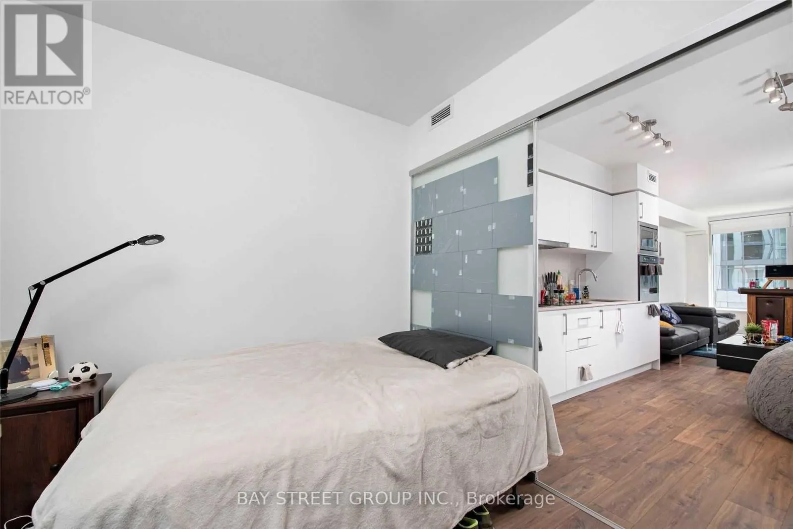 313W - 27 BATHURST STREET