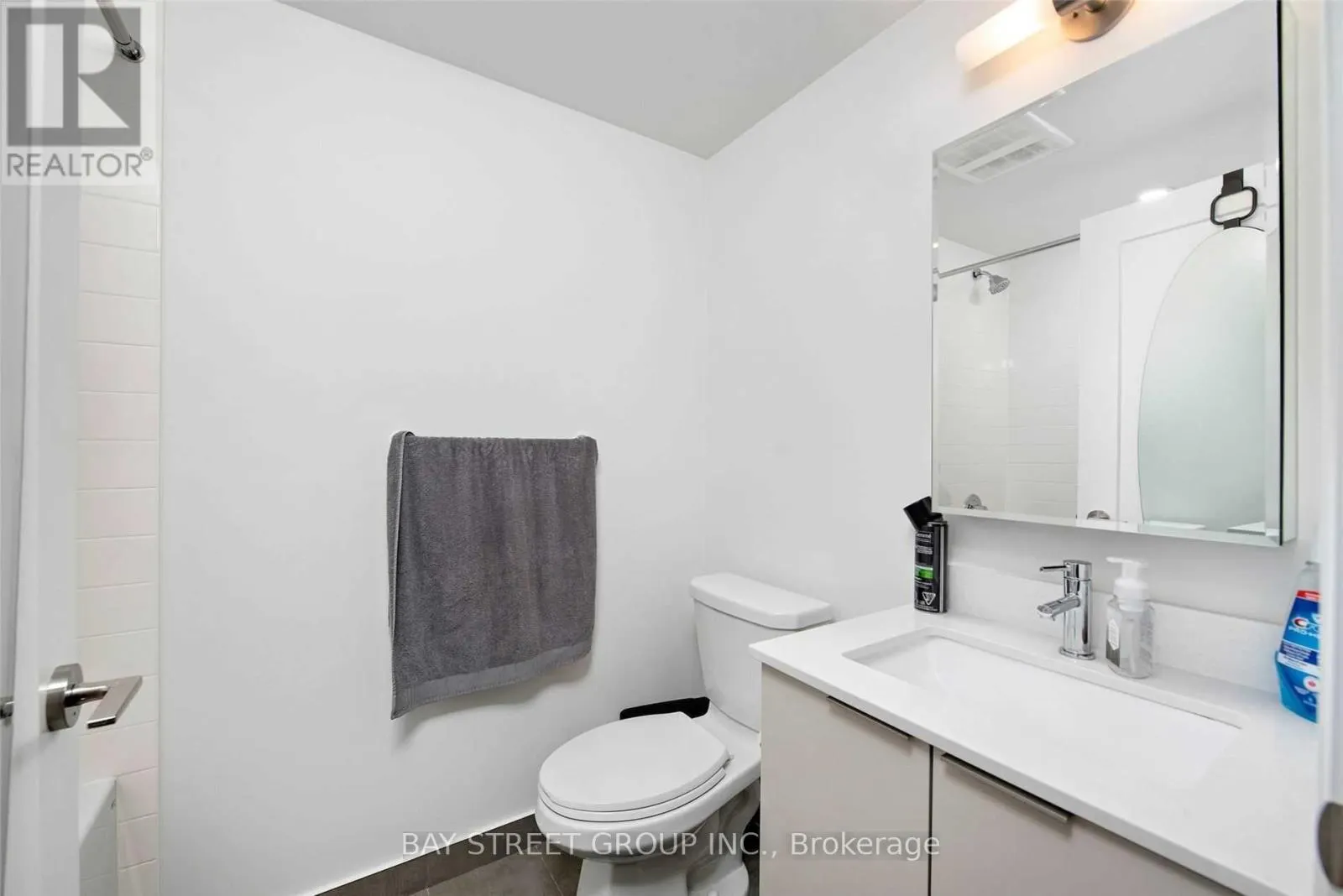 313W - 27 BATHURST STREET
