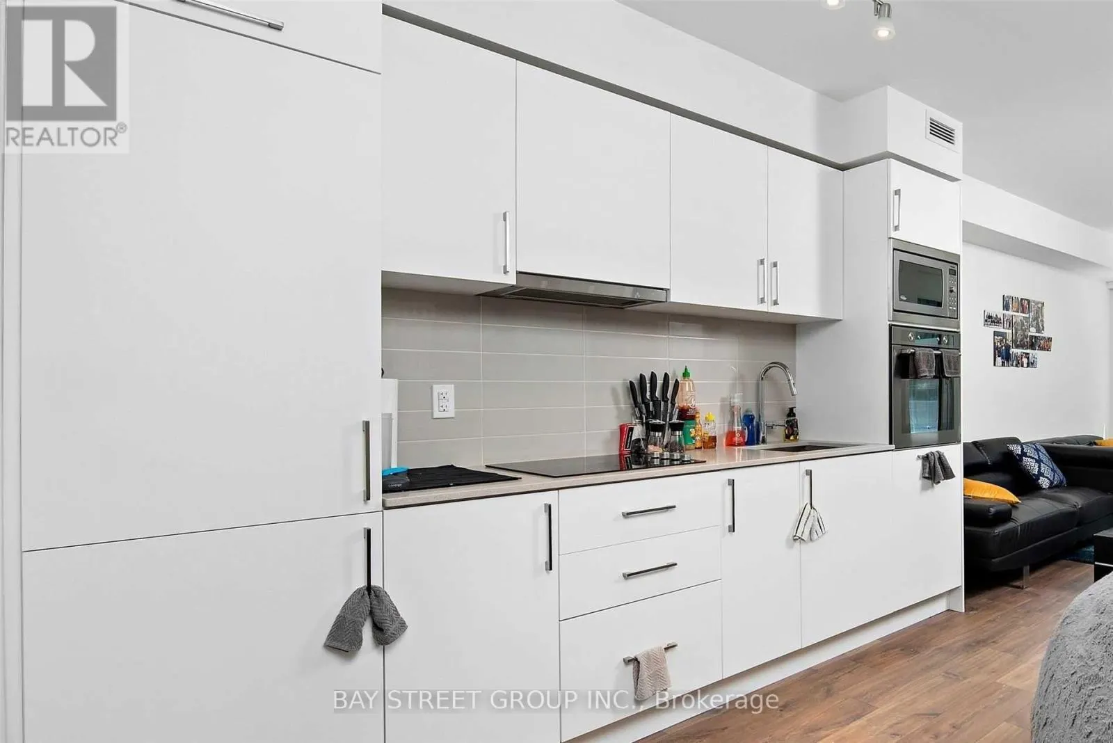 313W - 27 BATHURST STREET