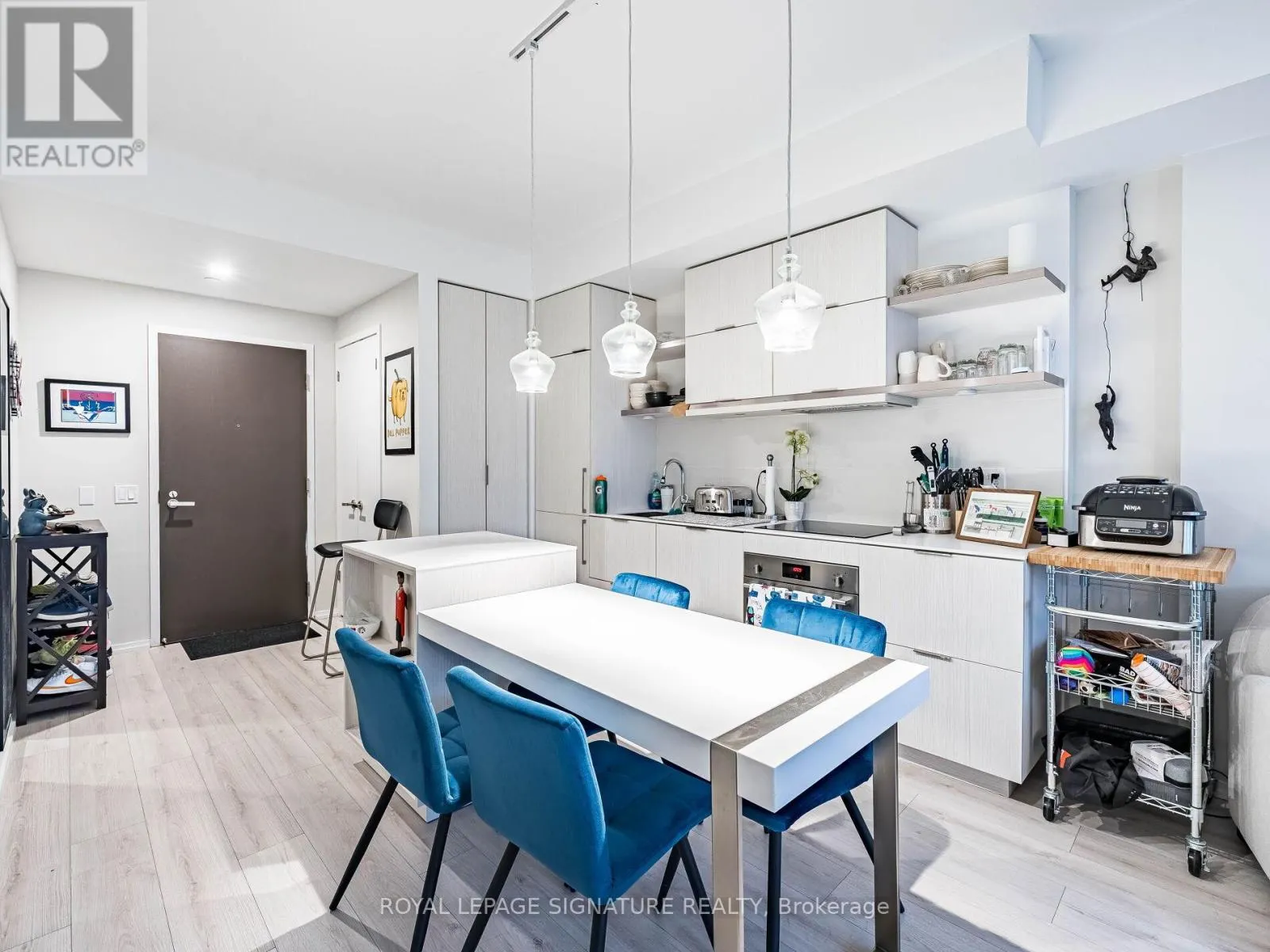 2107 - 197 YONGE STREET