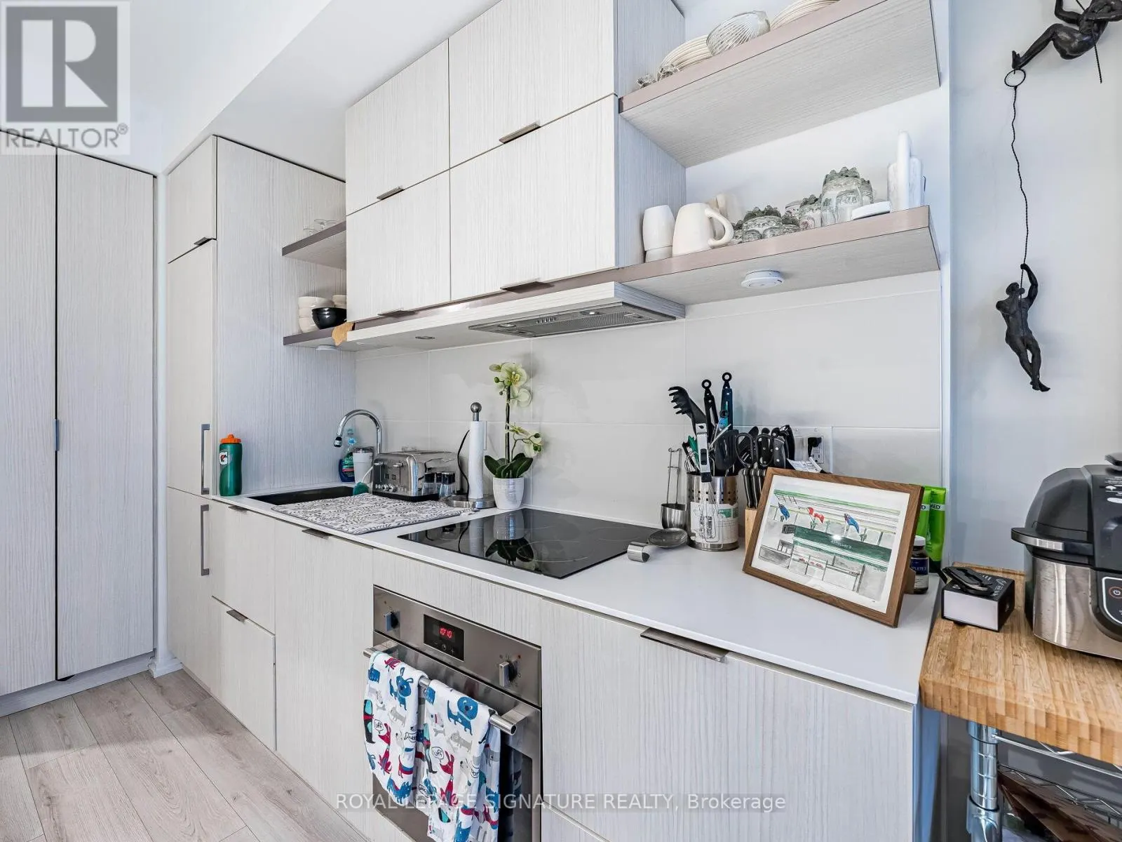 2107 - 197 YONGE STREET