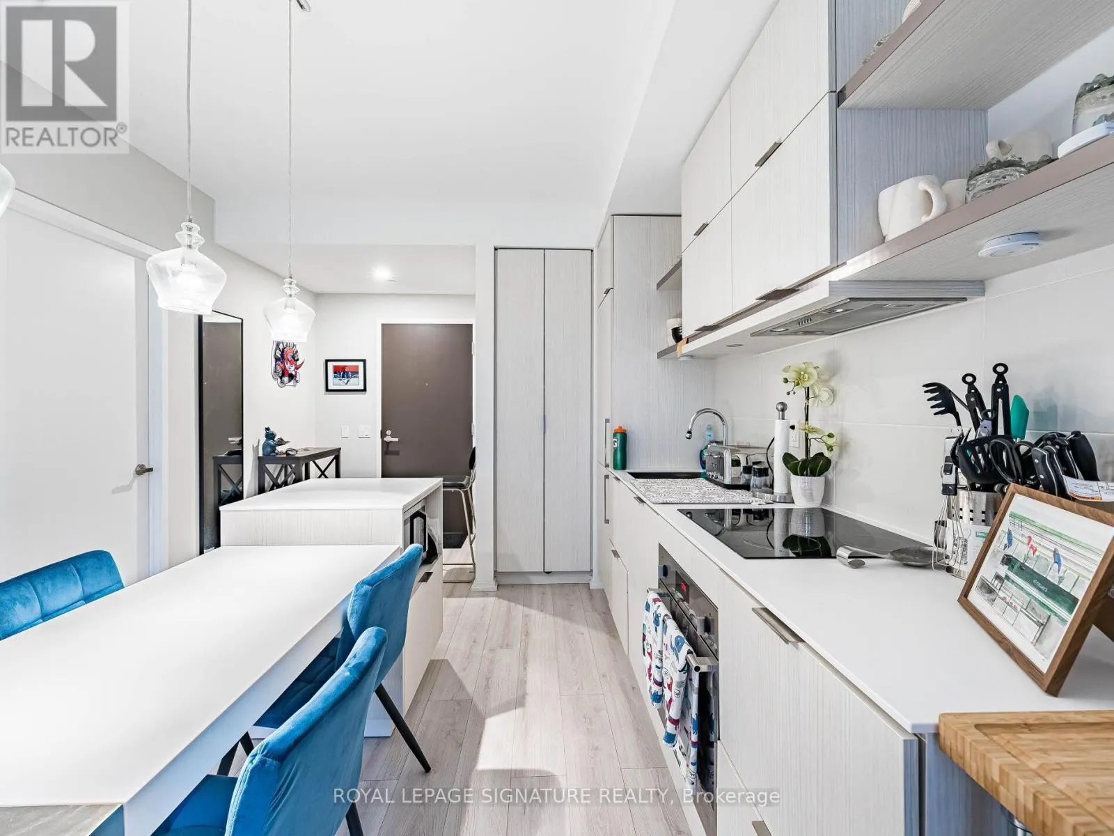 2107 - 197 YONGE STREET