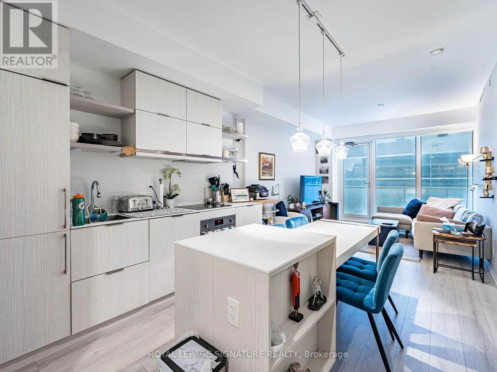 2107 - 197 YONGE STREET