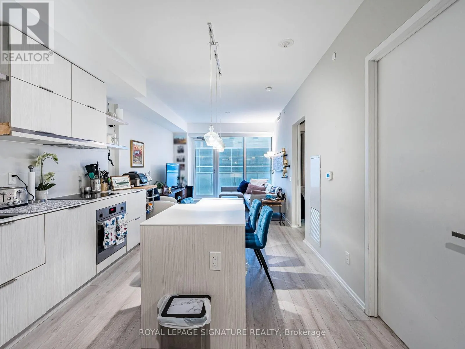 2107 - 197 YONGE STREET