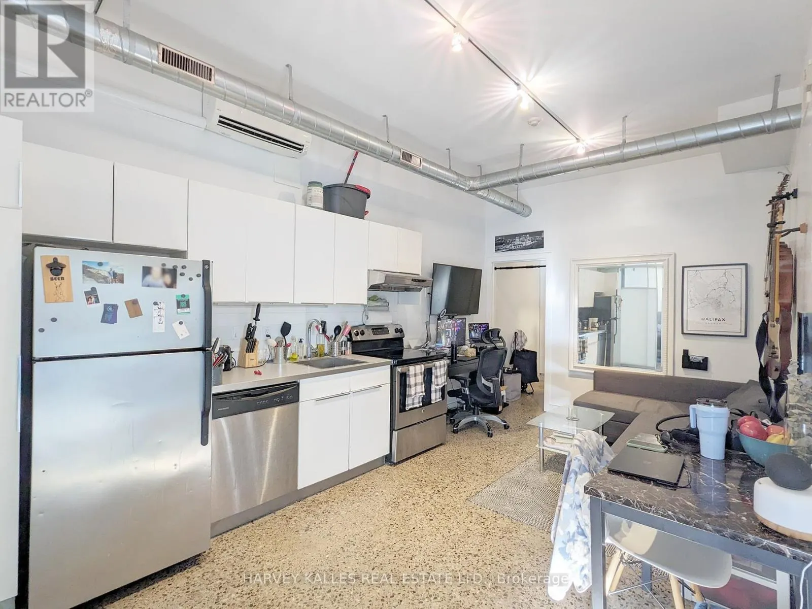 1B - 214 BATHURST STREET