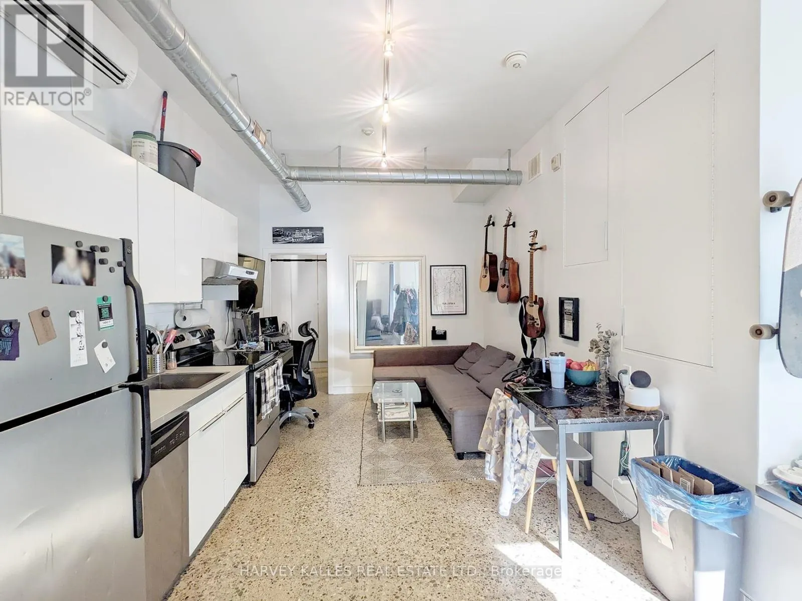 1B - 214 BATHURST STREET