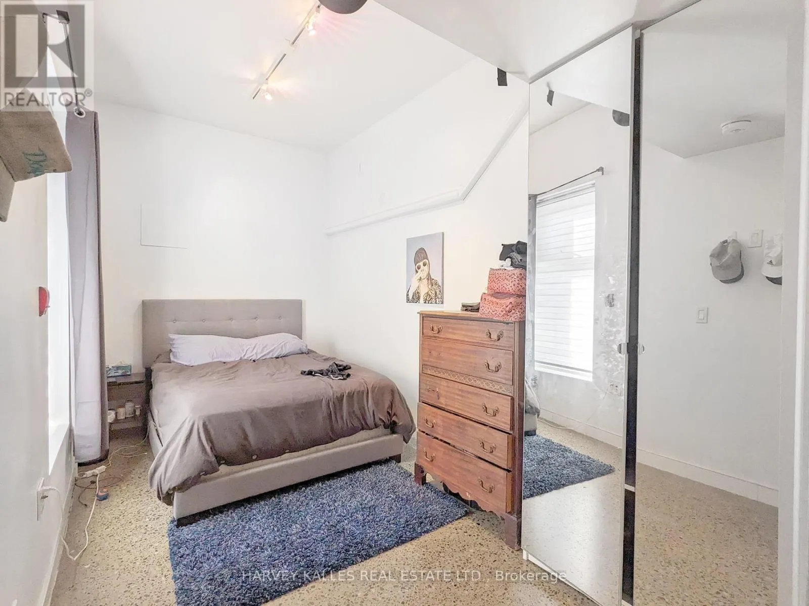 1B - 214 BATHURST STREET